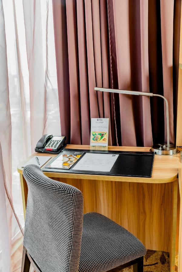 Bay Hotel Ho Chi Minh Bagian luar foto